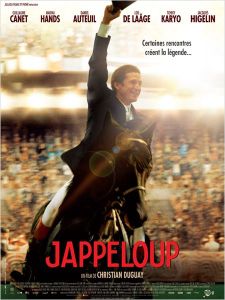 Affiche du film Jappeloup : Pierre Durand monté sur Jappeloup brandit sa bombe en signe de victoire 